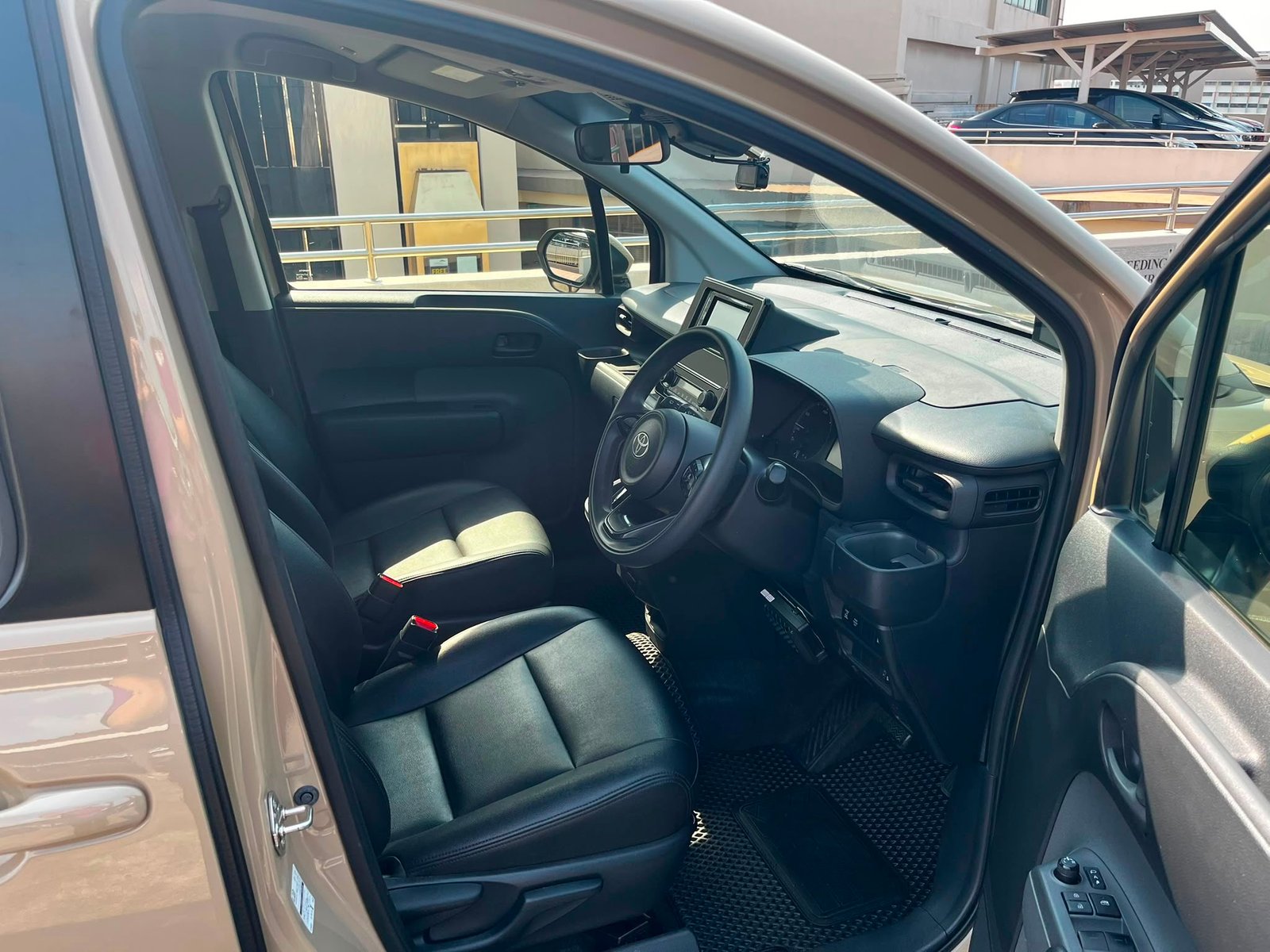 Toyota Sienta Hybrid 1.5X photo 7